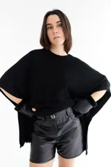 Poncho azul con cuello redondo y terminación desflecada.