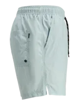 Short de baño celeste con cintura elástica y cordón ajustable.