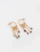 Aros dorados tipo argolla con dijes colgantes de cadenas, hojas y cuentas de colores.