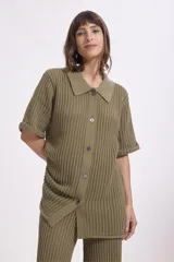 Pantalón de punto color verde oliva con textura acanalada.