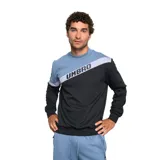 Buzo de hombre Umbro de corte clásico, con cuello redondo y mangas largas. Diseño color block en azul piedra, gris melange y negro, con logo Umbro estampado en diagonal sobre el pecho.