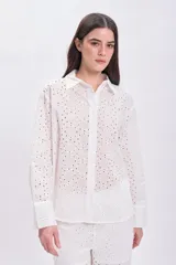 Camisa blanca de manga larga con broderie y cuello clásico.