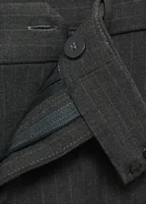 Pantalón de vestir de corte recto, color gris oscuro con finas rayas verticales.