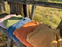 Camisa de tusor verde con cuello clásico, corte recto y mangas largas.