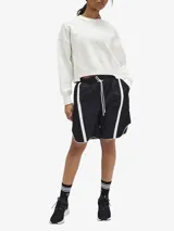 Short negro de tiro alto con cordón ajustable en la cintura y detalles de líneas blancas en los laterales.