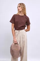 Remera blanca de algodón con mangas cortas y cuello redondo.