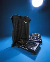 Musculosa negra con efecto nevado y estampado de Mickey Mouse escuchando música con un radiocasete. Corte oversize.