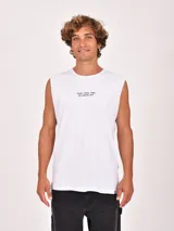 Musculosa sin mangas color azul, con cuello redondo y estampado frontal con texto en blanco.