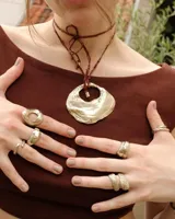 Anillo dorado con diseño de serpiente enroscada.