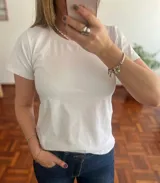 Remera blanca de algodón, de corte clásico y mangas cortas.