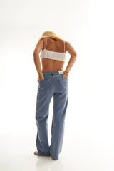 Jeans de corte recto color azul, con cintura baja y diseño clásico de cinco bolsillos.