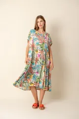Vestido largo con estampado floral multicolor, de corte amplio y mangas cortas.