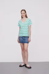 Remera blanca con rayas horizontales verdes, cuello en V y mangas cortas.