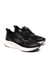 Championes deportivos Umbro modelo Sprint para mujer, color negro con detalles en blanco. Presentan una capellada de malla transpirable con refuerzos sintéticos, logo Umbro en el lateral y una suela gruesa de goma blanca con base negra.