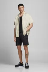 Short cargo negro de Jack & Jones, corte regular, con bolsillos laterales y cierre con cremallera.