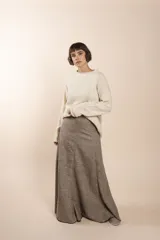Falda larga color marrón con textura, corte a la cintura y ruedo amplio.
