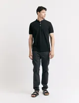 Pantalón de vestir marrón de corte recto.