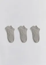 Kit de tres pares de medias grises de algodón elastizado, tipo soquete.