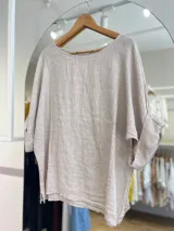 Blusa amarilla de lino con mangas 3/4 y corte holgado.