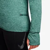 Camiseta deportiva Nike de manga larga, color verde jaspeado, con cierre de medio cierre en el cuello y tecnología Dri-FIT.