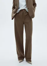 Pantalón de vestir marrón con diseño de cuadros, cintura elástica con cordón de ajuste, corte recto y bolsillos laterales.