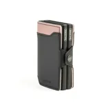 Billetera doble de cuero marrón con detalles en rosa. Cuenta con doble caja de aluminio con sistema de deslizamiento para tarjetas, clip para billetes y espacio adicional para documentos.