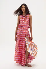 Falda larga de lino con estampado de rombos en tonos rosados y anaranjados. Es de estilo portafolio, con cintura elástica en la parte trasera y ruedo amplio.