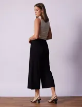 Pantalón capri plisado color verde con pretina ancha elastizada y bolsillos delanteros. Marca Dictionary.