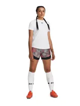 Short deportivo Under Armour Challenger Pro Print para mujer, con estampado abstracto en tonos rojo, gris y blanco. Cuenta con cintura elástica, calza interior y logo de la marca en la pierna.