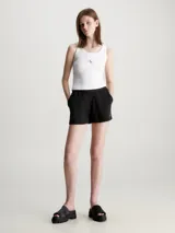 Short deportivo negro de felpa de algodón con cintura elástica, bolsillos laterales y logo de Calvin Klein bordado en el ruedo.