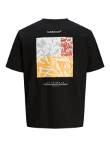 Camiseta negra de manga corta y cuello redondo con estampado en la espalda con diseño abstracto en tonos blanco, rojo y amarillo.