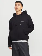Buzo canguro negro con capucha, mangas largas y fit holgado. Estampa con logo en el pecho, puños de canalé y bolsillo delantero.