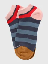 Calcetín corto de algodón con diseño a rayas diagonales en tonos azul marino y azul grisáceo. Presenta bloques de color en el talón (marrón), puntera (marrón), tobillo (rojo y azul oscuro) y borde superior (rosa pálido).