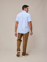 Pantalón de vestir color beige, de corte recto, con bolsillos laterales y traseros. Se ajusta a la cintura con cordón.