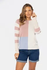 Buzo de tejido fino con diseño de bloques de color en beige, rosado y azul, y mangas con rayas horizontales en beige y rosado. Confeccionado en algodón, de manga larga y cuello redondo.