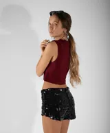 Short negro de tiro alto con lentejuelas.