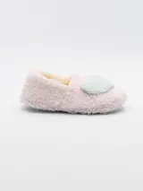 Pantuflas cerradas de tela peluda color rosa pastel, con interior beige y aplique de corazón celeste en el empeine.