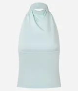 Blusa color celeste, de microfibra, con cuello drapeado y espalda descubierta.