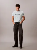 Remera celeste de algodón con logo 'calvin klein jeans' estampado en el pecho.