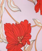 Enterito de lycra con estampado de flores rojas y hojas color crema sobre fondo lila.