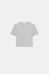 Camiseta de manga corta con cuello redondo, corte cropped y patrón de rayas horizontales en azul marino y blanco.