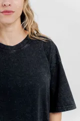 Remera oversize color marrón con efecto lavado, cuello redondo y mangas cortas amplias.