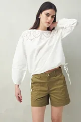 Short negro de algodón, de tiro medio, con bolsillos delanteros y traseros.