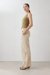 Pantalón de vestir negro, de corte recto, con bolsillos laterales y traseros.