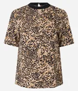 Blusa de mangas cortas con estampado de leopardo, cuello redondo negro y corte slim.