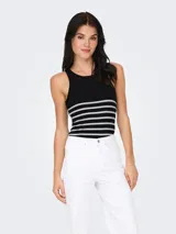 Musculosa negra con rayas horizontales blancas, de algodón suave y corte regular.
