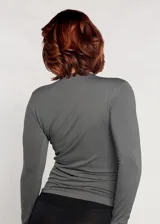 Remera de modal color borgoña, de manga larga y escote en V.