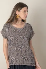 Remera verde con estampado de hojas en azul marino, de lino en el frente y algodón en la espalda.