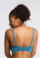 Bralette de encaje floral color celeste, marca Montelle. Sin aro ni relleno, con forro interno de microtul elastizado. Breteles fijos regulables y cierre trasero de tres posiciones.