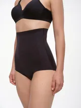 Bombacha de lycra color beige, de tiro alto y corte clásico.